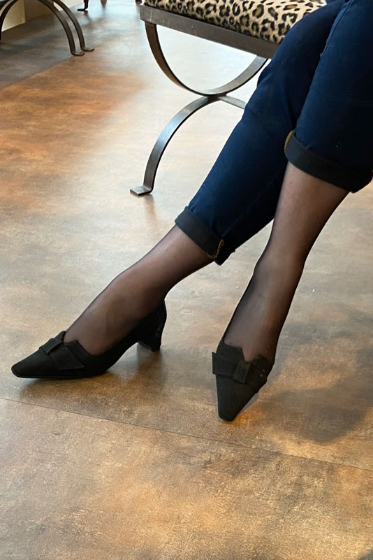 Matt black women's dress pumps, with a knot on the front. Tapered toe. Low kitten heels. Worn view - Florence KOOIJMAN